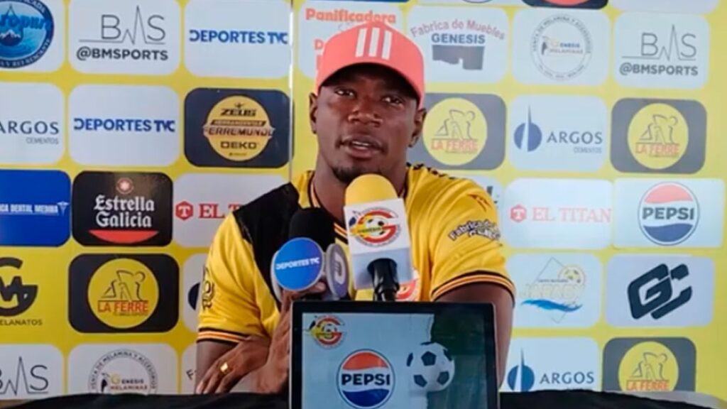 El delantero colombiano Luis Hurtado en conferencia de prensa.